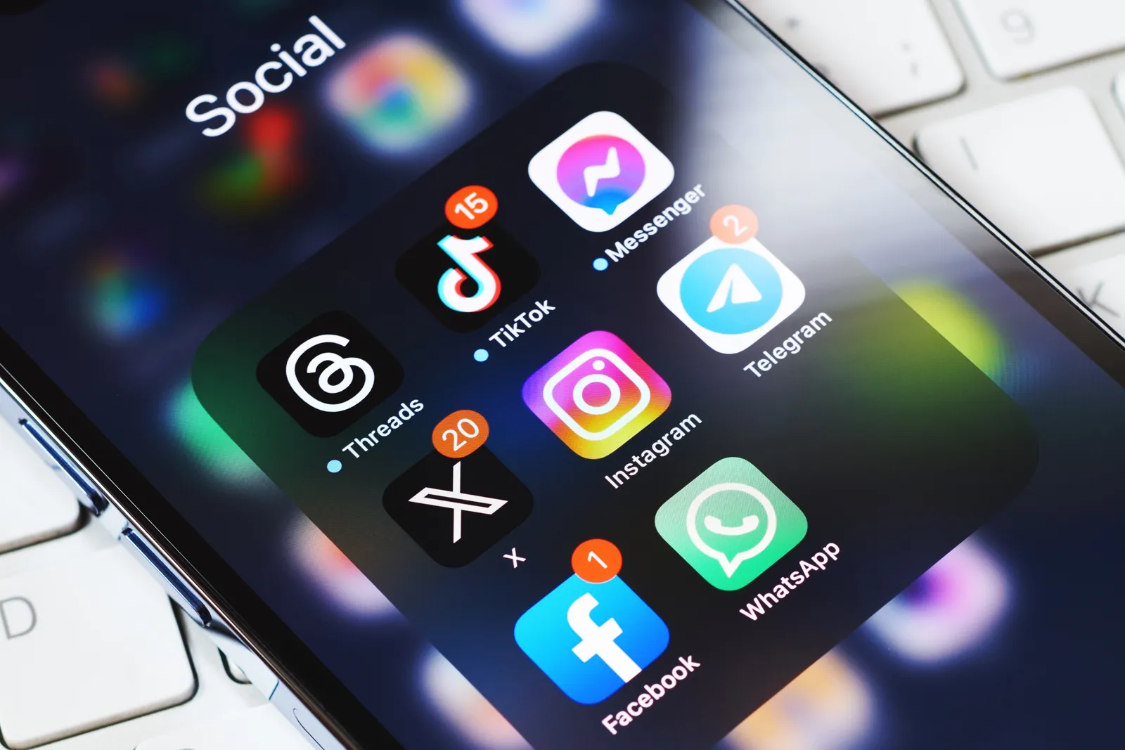 Monitoreo de redes sociales y presencia de marca en canales digitales